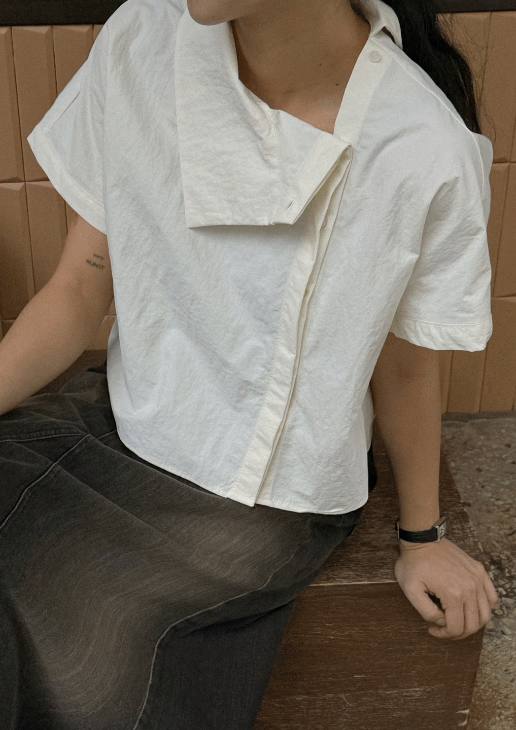띵즈 사선 크롭 셔츠 (3col) 차콜 베이지 아이보리